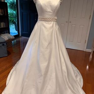 Wedding Dress-St. Patrick. New with tags .